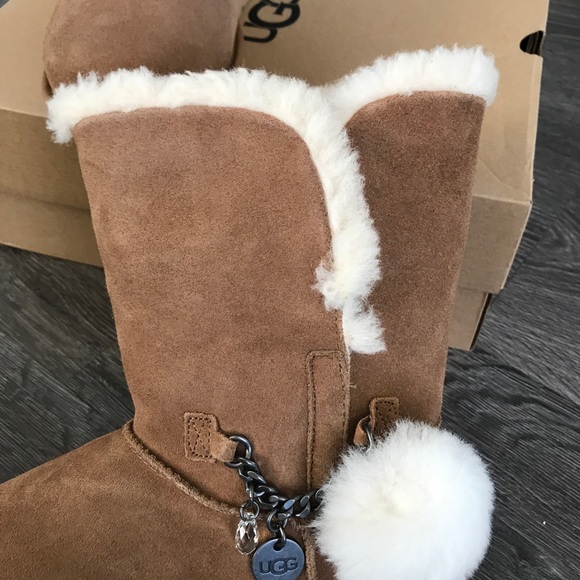 UGG CLASSIC SHORT CHARM BOOT - Picture 4 of 7